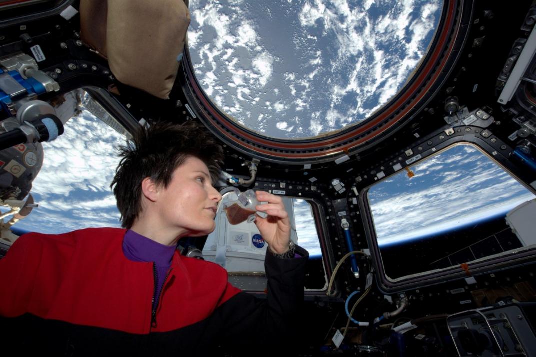 La astronauta Samantha Cristoforetti toma café en la Estación Espacial Internacional, 2017