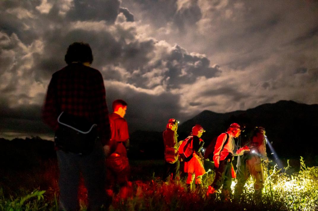 En busca de ranas y culebras. Foto: Felipe Villegas
