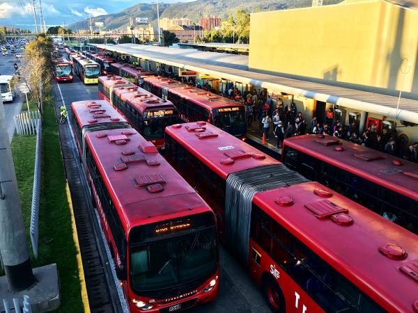 Qué pasa con el transporte en Bogotá. Artículo de Fernando Rojas Parra. Fotografías de Andrés Páez